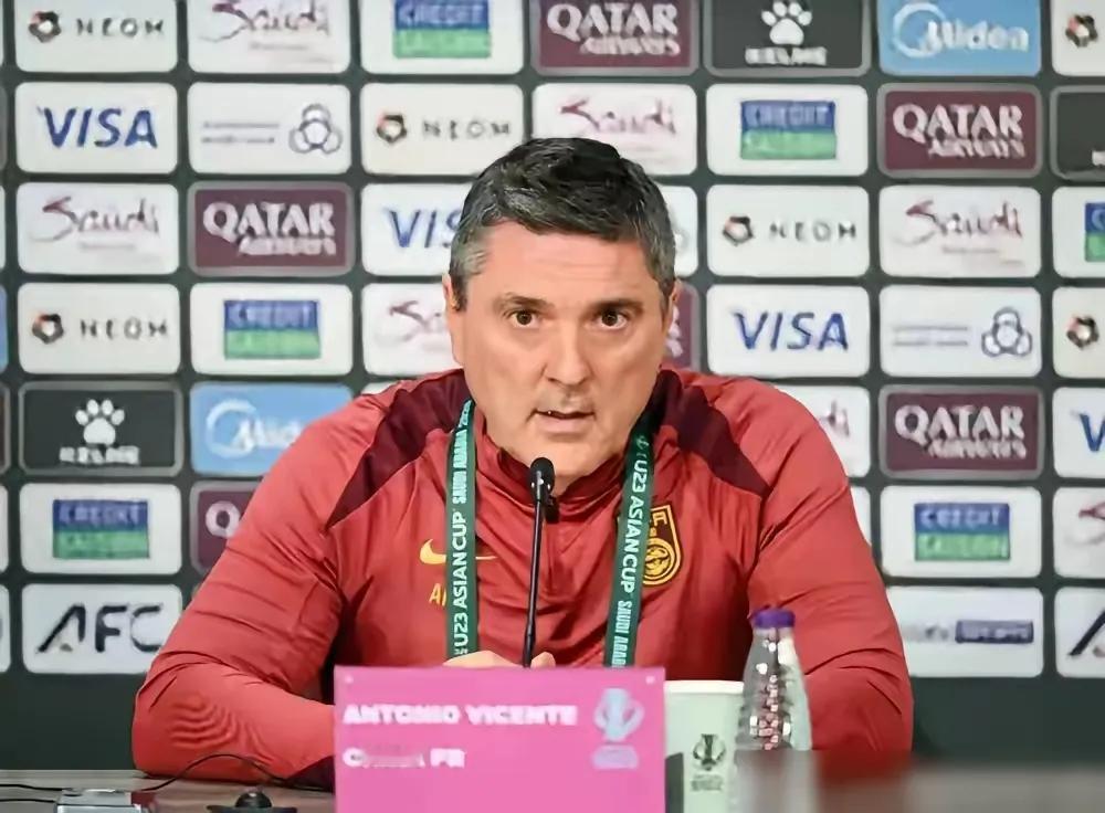 中国足球圈出了个“清流外教”！西班牙教练安东尼奥简直是一股泥石流中的一股清流，别