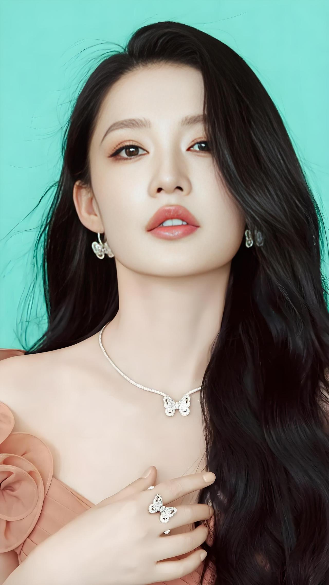 李沁这次出现在时尚盛典晚会上的画面感惊呆了所有人，没想到她会有这么多帅哥围绕着