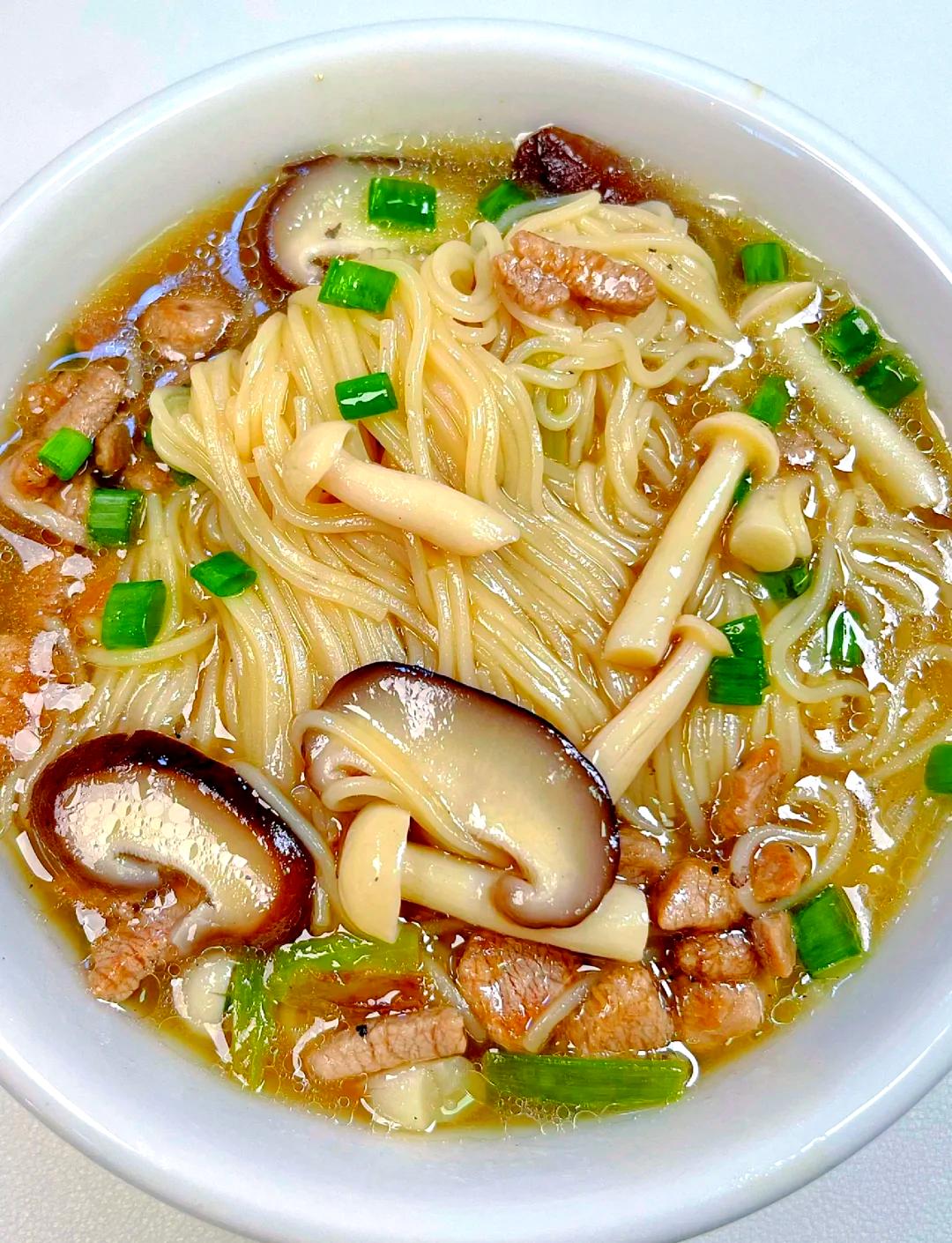 夏至一碗面，暑气消一半，夏至已来，分享菌菇肉丝汤面，好吃营养夏至这天，北半球