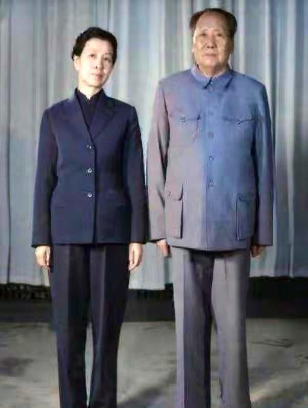 “这张的照片,到底是1953还是1957?”昨晚,老照片群里吵翻了。有人