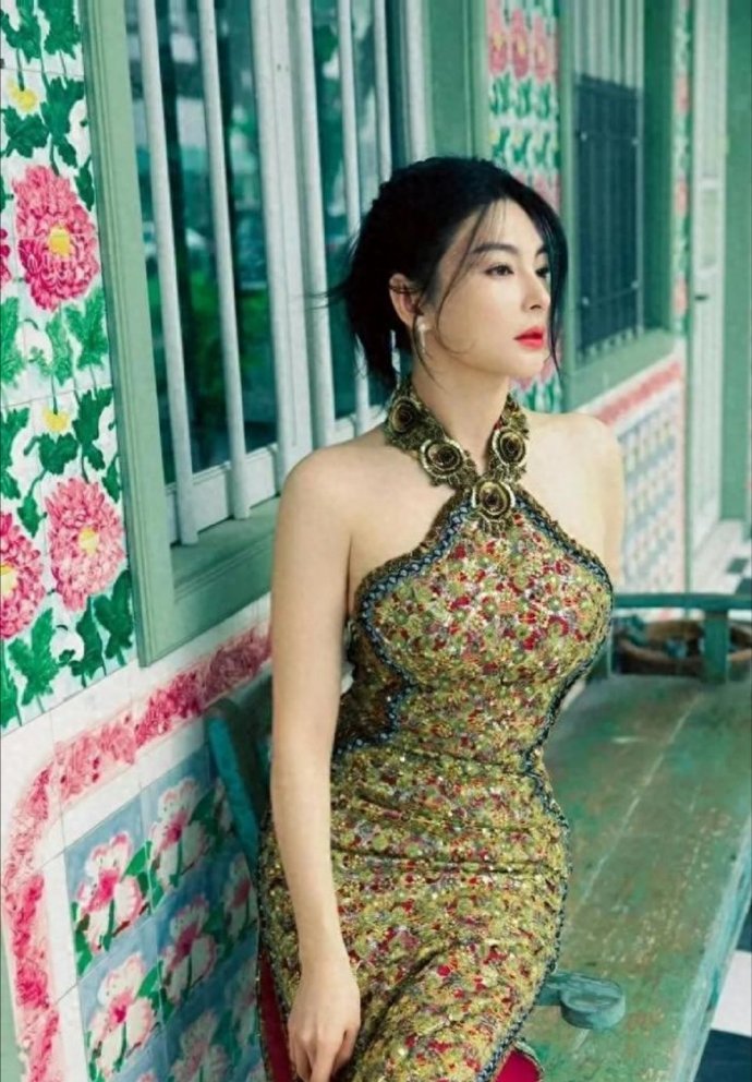 张雨绮的身材真心丰腴！穿紧身旗袍秒变“大号水蜜桃”，性感又惊艳​​​
