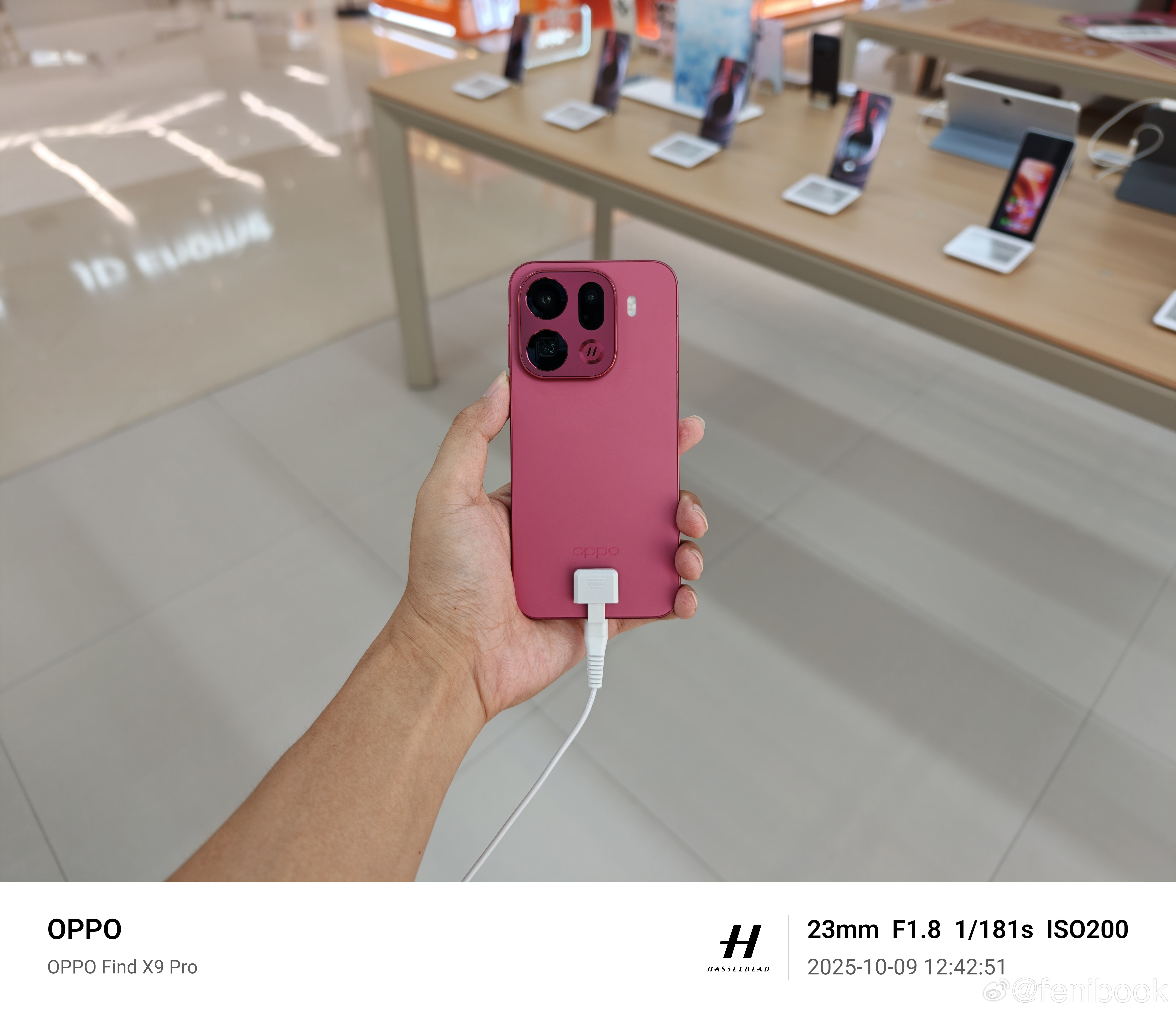 OPPOFindX9Pro线下已经摆放样机了，小伙伴们可以去看看，这个红色