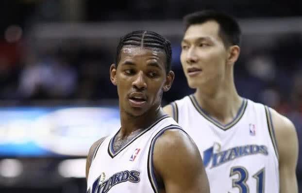 中国球员在NBA混，靠实力不够了！杨瀚森英语都说不溜，却把全队哄得团团转
