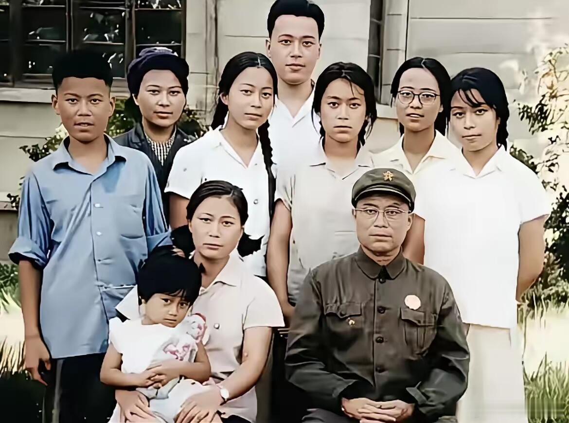 1972年王近山将军的全家福