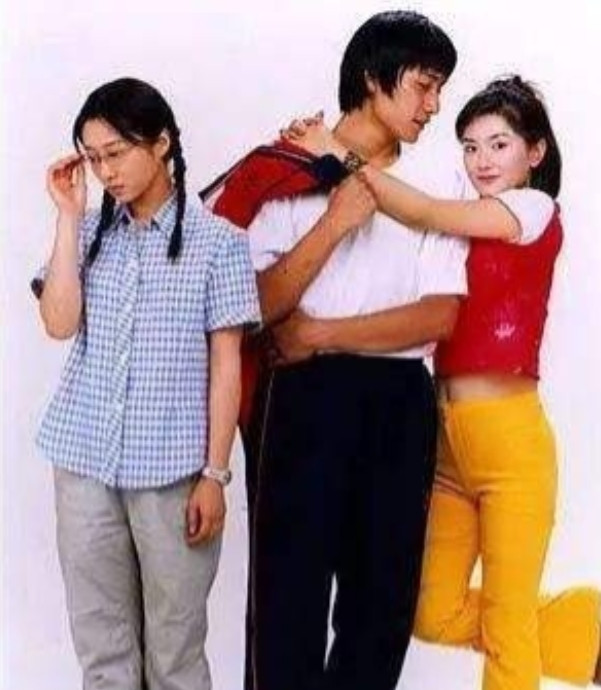 2006年，谢娜和刘烨相恋6年后分手。机场再见时，刘烨给谢娜买了一大袋零食，两人