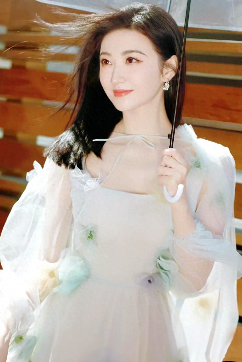 景甜白裙擎伞封神！透明伞下藏春色，36岁美成行走的月光