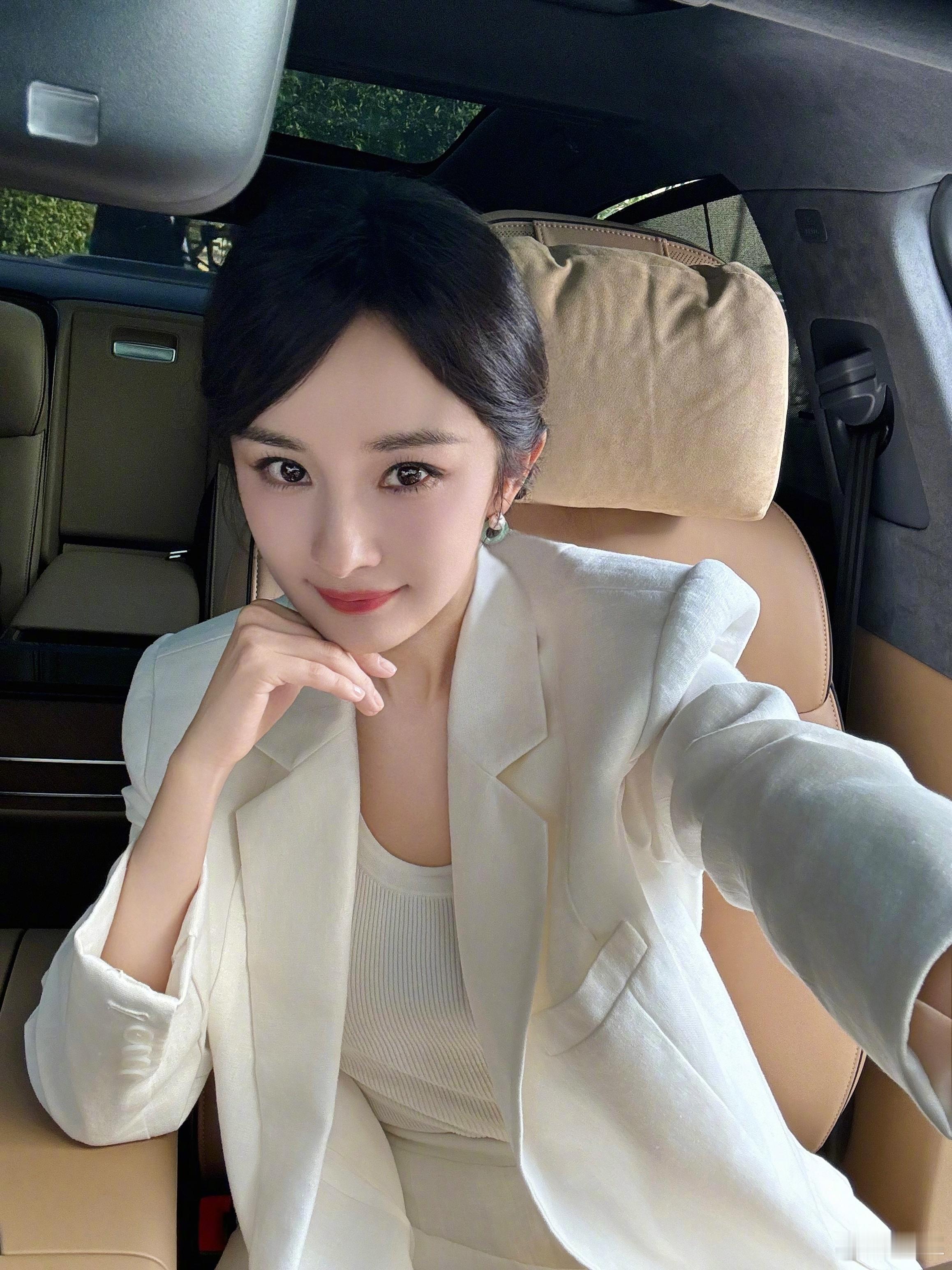 👠杨幂开车的西装幂杨幂开车都能出神图