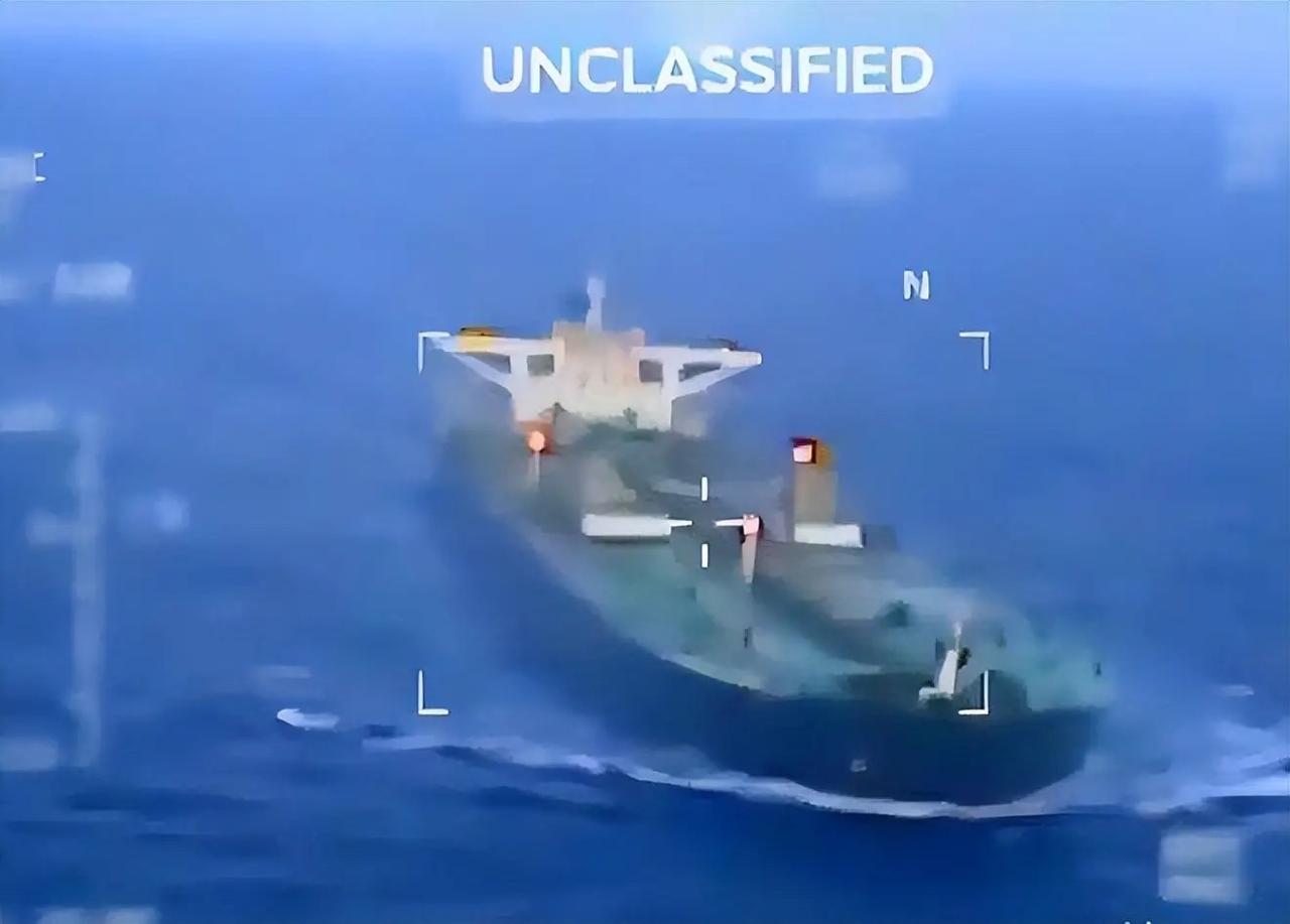 加勒比海至大西洋的辽阔海域上，一场持续近两周的海上追逃引发全球关注。巴拿马籍油轮