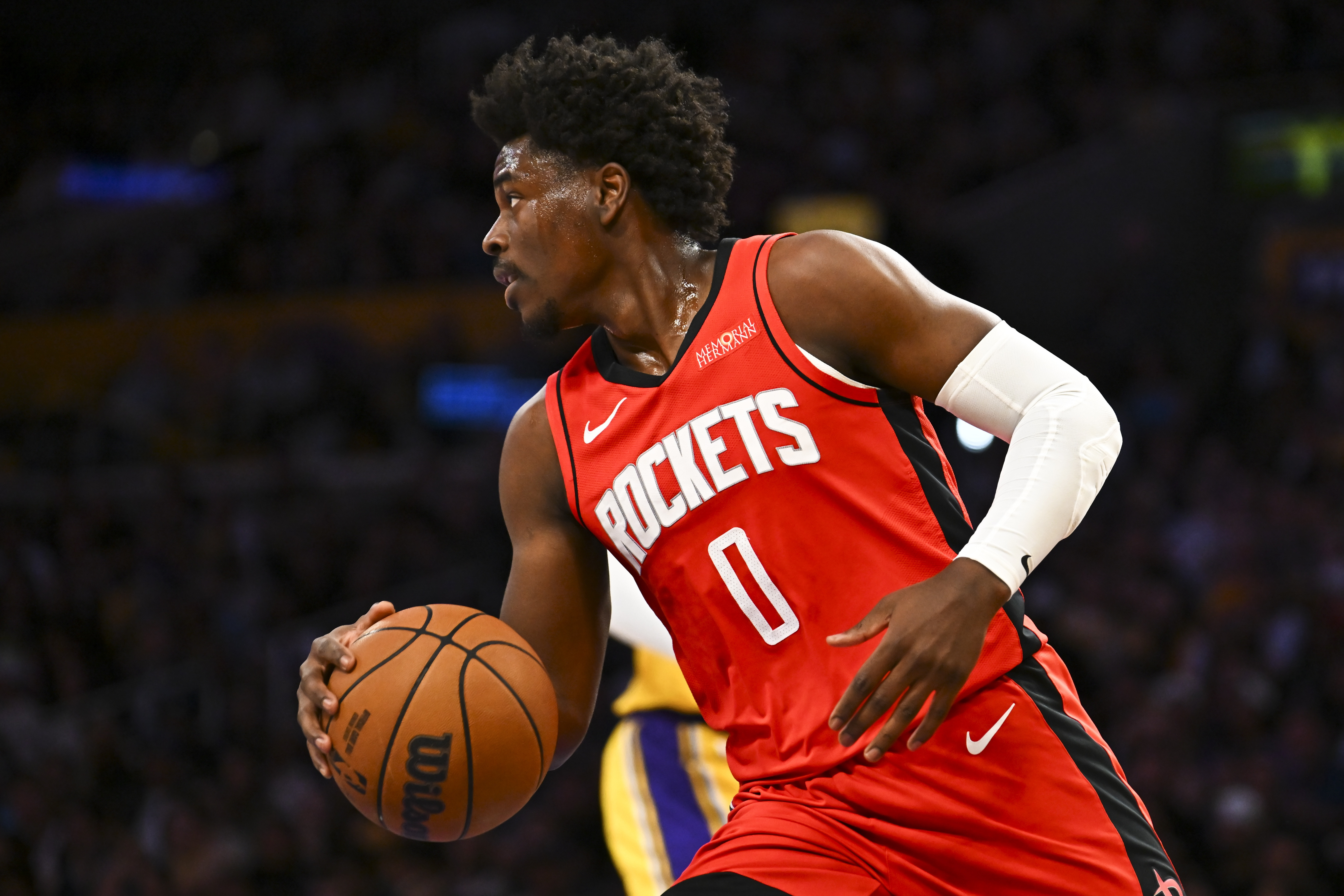 火箭队在自己的主场战胜了强大的马刺队，本场比赛火箭队的轮换阵容有所调整，他们的首