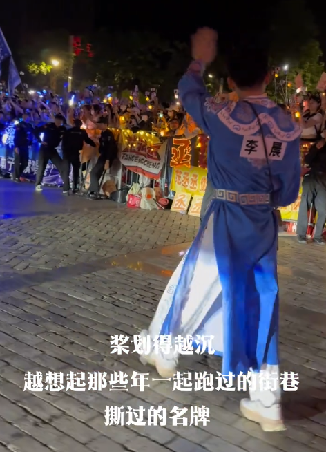 李晨发的这几段下班视频，看得人真难受，莫名的想哭。 李晨发了自己参加《奔跑吧