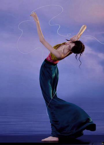 张艺凡elle造型张艺凡斜肩蝴蝶结裙张艺凡斜肩蝴蝶结裙，好美的身体姿态​​​