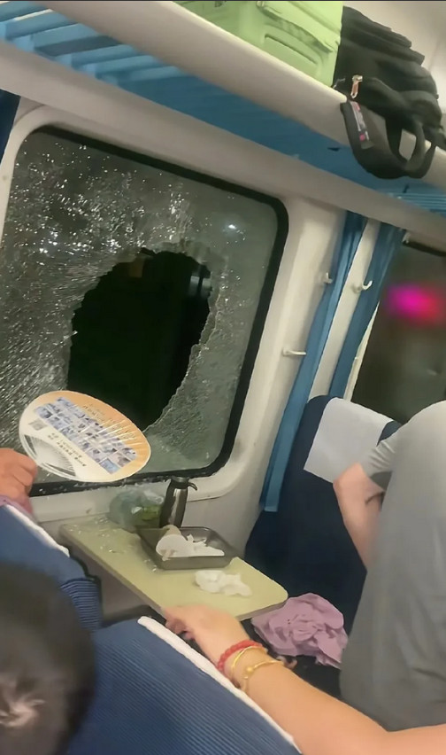 这算不算紧急避险？7月2日，K1373列车中途停车3个多小时，空调停止运行室