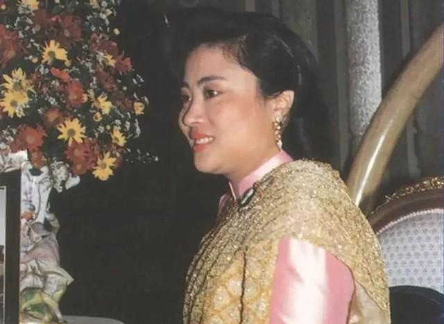 颂妃瘫痪在轮椅上，泰王会慰问她，离了婚的他们虽不再是夫妻，但他们依旧是有血缘关系