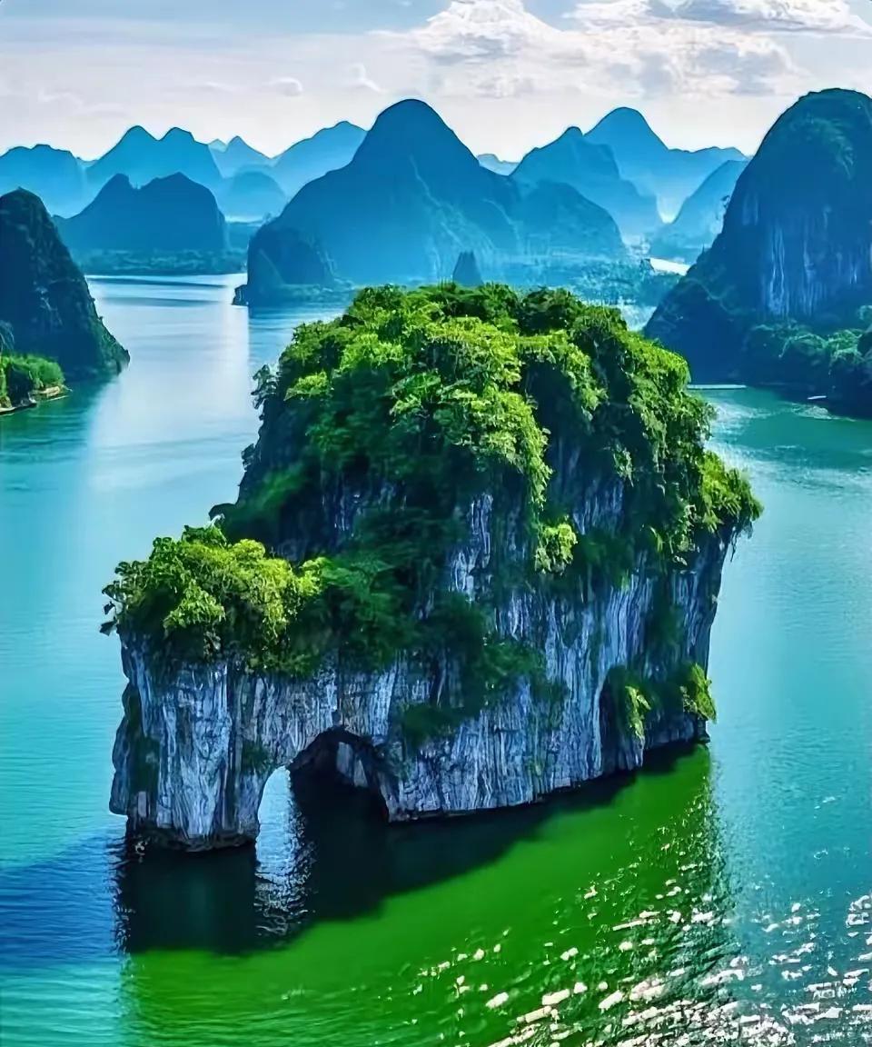 五绝·艳美奇峰文/方立新群峰奇峻峭，碧水映云天。艳美清幽境，风光一片妍