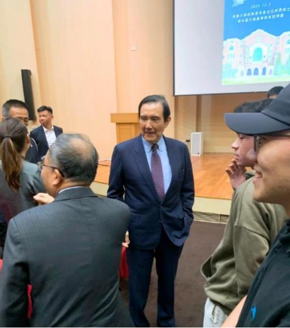 台湾地区，长期阻碍中国统一就是马英九。这个人非常之狡猾！在他担任领导人期间，从美