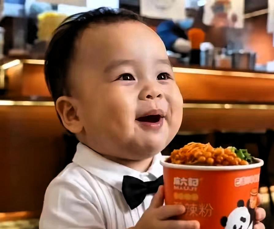 同样是麻六记团队发布的内容，数据却出现巨大反差，一边是菜品实拍，一边是半岁汪宝的