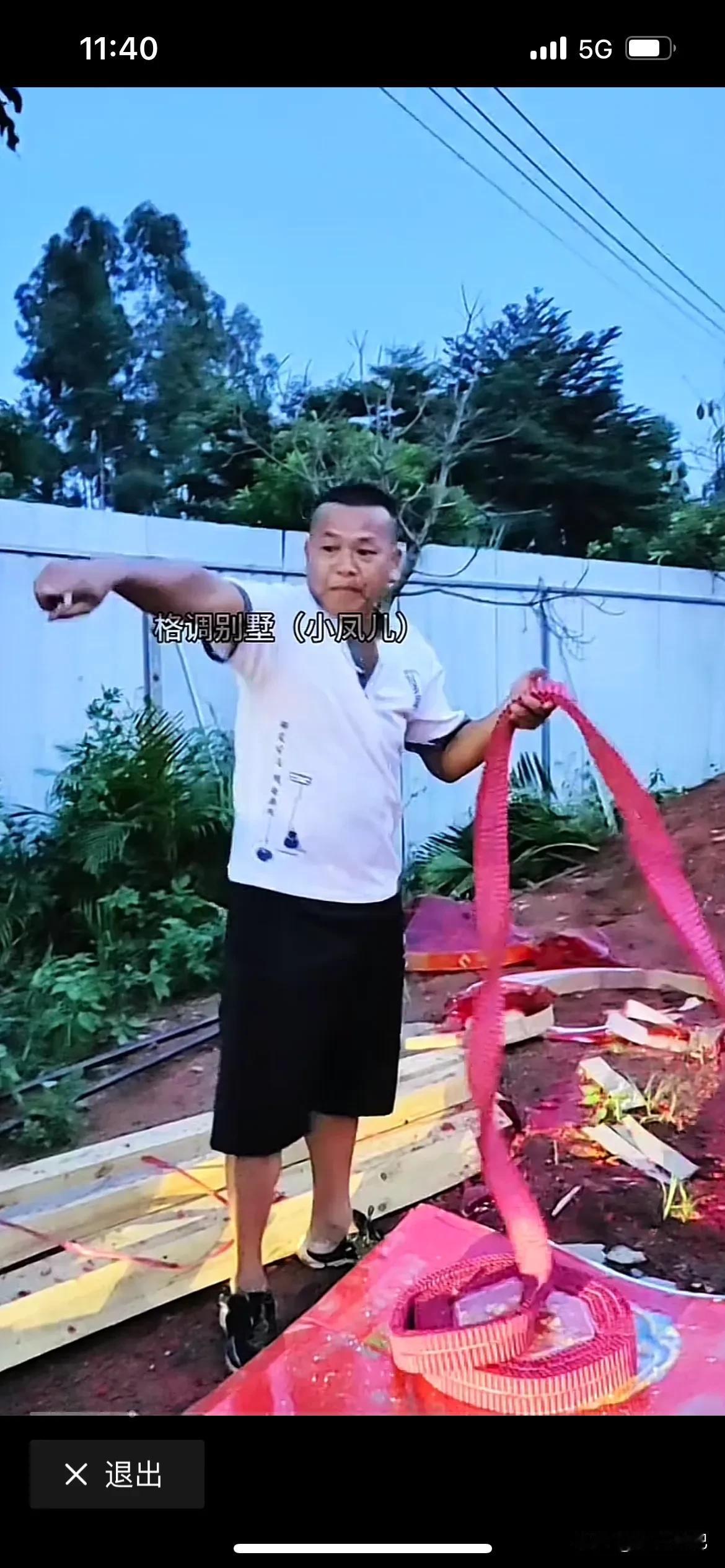 全红婵爸爸这是在炫耀吗？就家里的房子浇筑混凝土，就开始烧炮庆祝，那么有钱也不能这