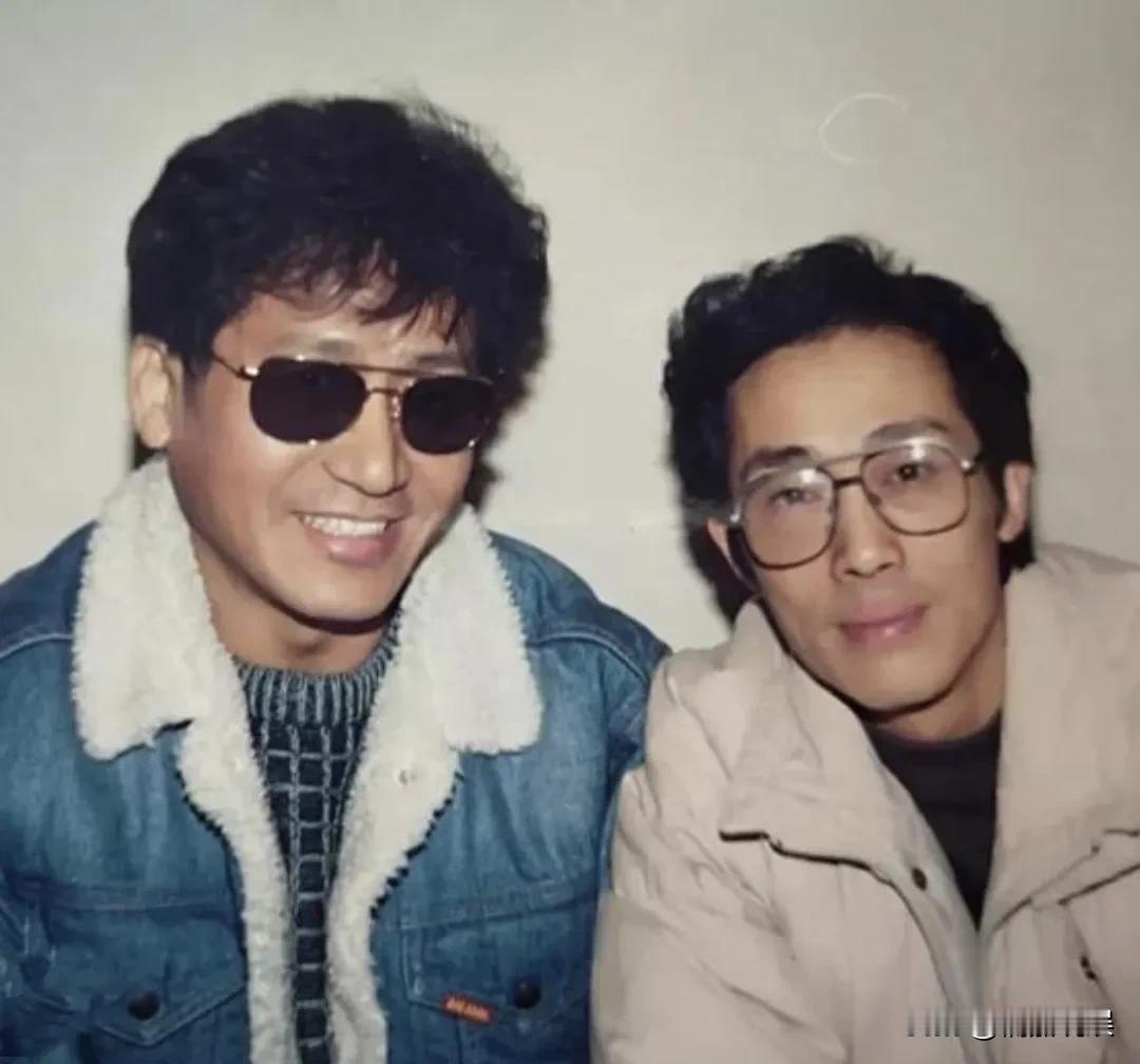 这是1988年5月，陈彼得从台湾回到成都，与胞弟离开近四十年后的第一次合影。陈