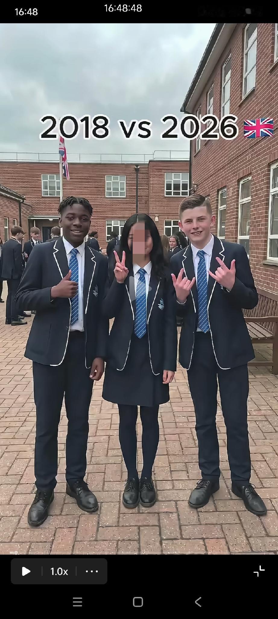 英国的社会生病了！照片中这两个英国男子2018年高中刚毕业的时候他们都是男生