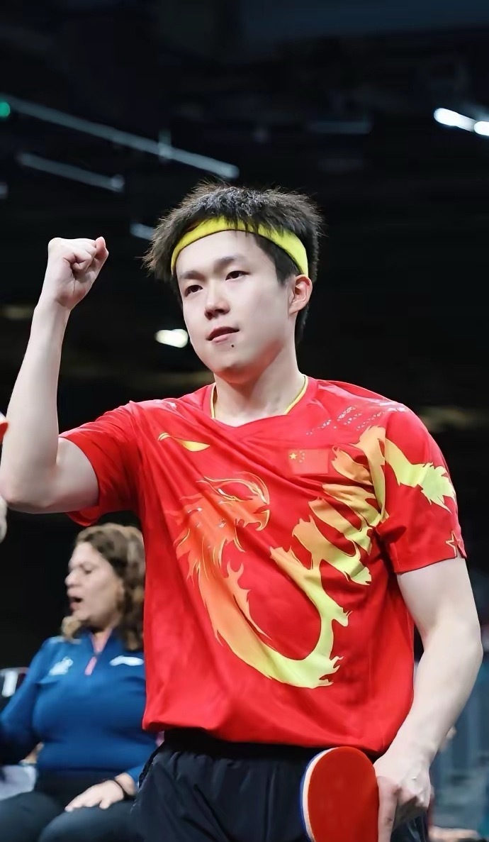 王楚钦和香港大圣黄镇廷大战七个回合，一直打到决胜局，大头才4：3拿下比赛，挺进八