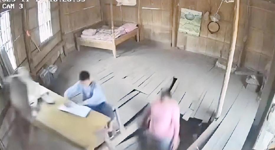 监控实拍！老妈跳操震塌老房楼板，孩子灵魂拷问笑翻全网：我的作业往哪写？家人