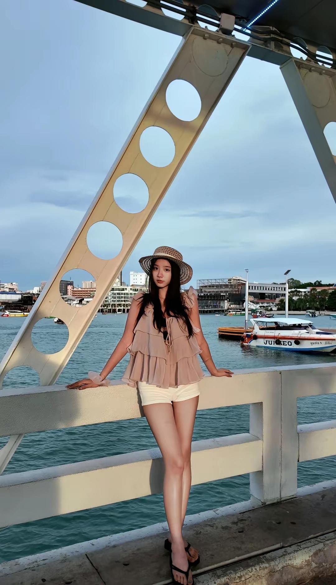 美女靠栏杆，风景美如画。