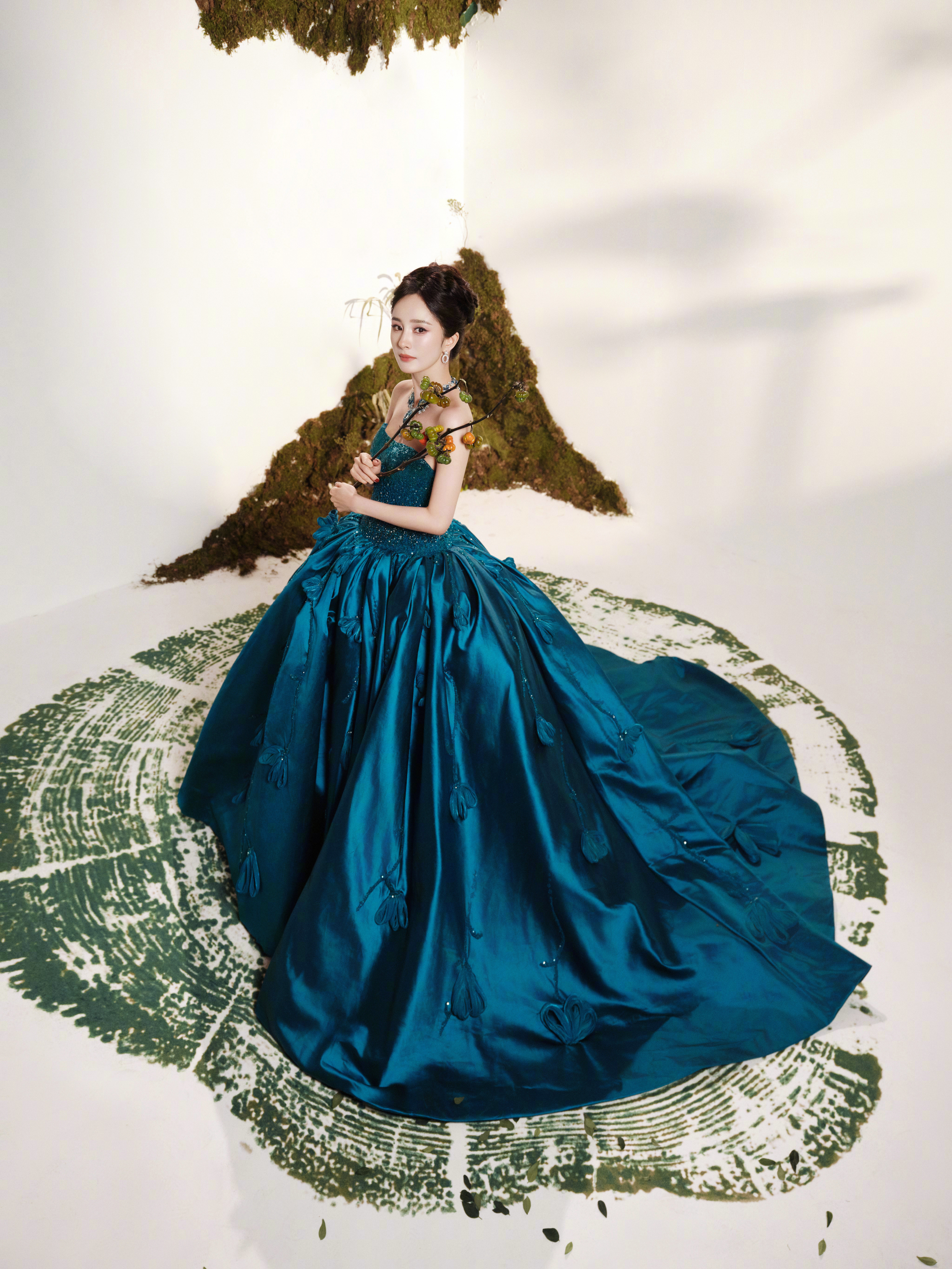 杨幂｜微博视界大会红毯造型揭晓！杨幂身穿TonyWard2025秋冬