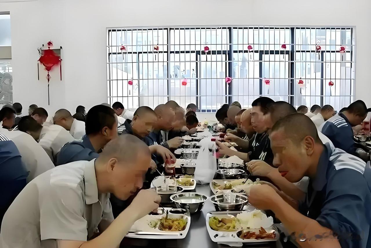 监狱服刑人员吃饭时有什么规定?别再信网上说的“监狱吃饭随便造”了，规矩多到你想不