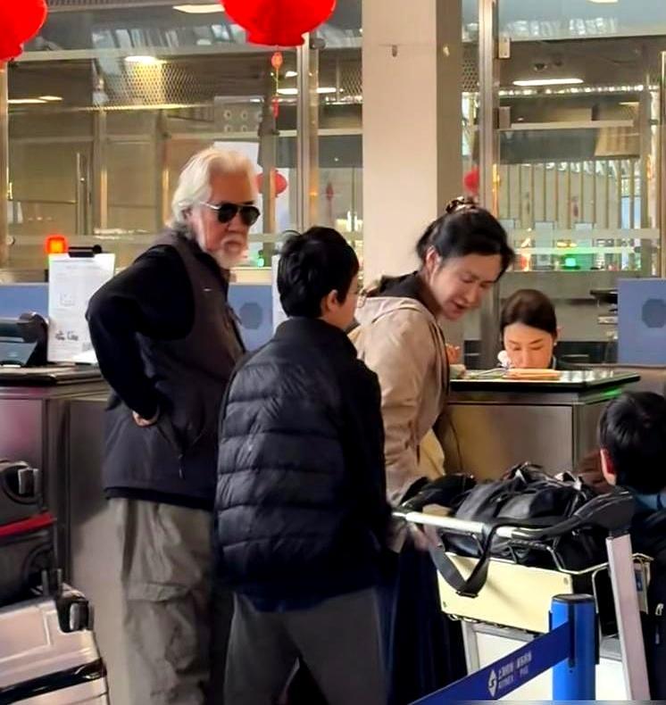 浦东机场一声吼，杜星霖把大儿子从行李车上拽下来，自己推着4个娃，累到脸变形。75