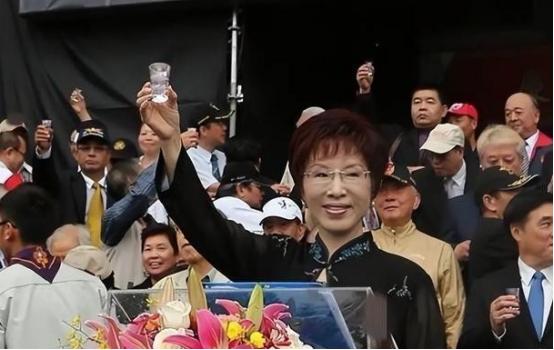 洪秀柱在接受媒体采访时抛出一句极具分量的话：“如果台湾不是大陆的领土，清朝怎么能