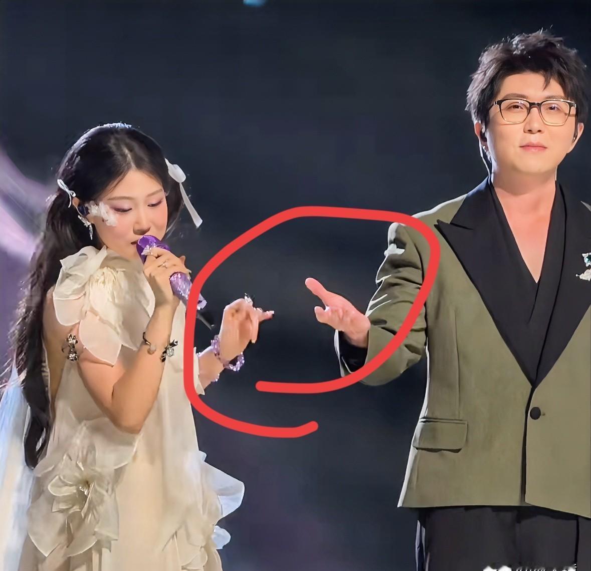 毛不易伸手，沈佳润三次甩开。舞台上的0.5秒，内娱的参差就藏在这里。跨年晚会