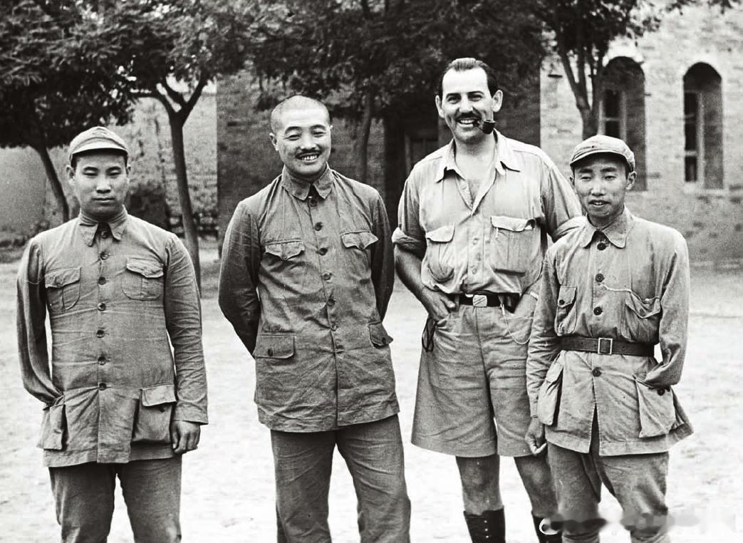 1944年哈里森-福尔曼（右二）与贺龙（左二）合影，在他们身边是两位著名的独臂将