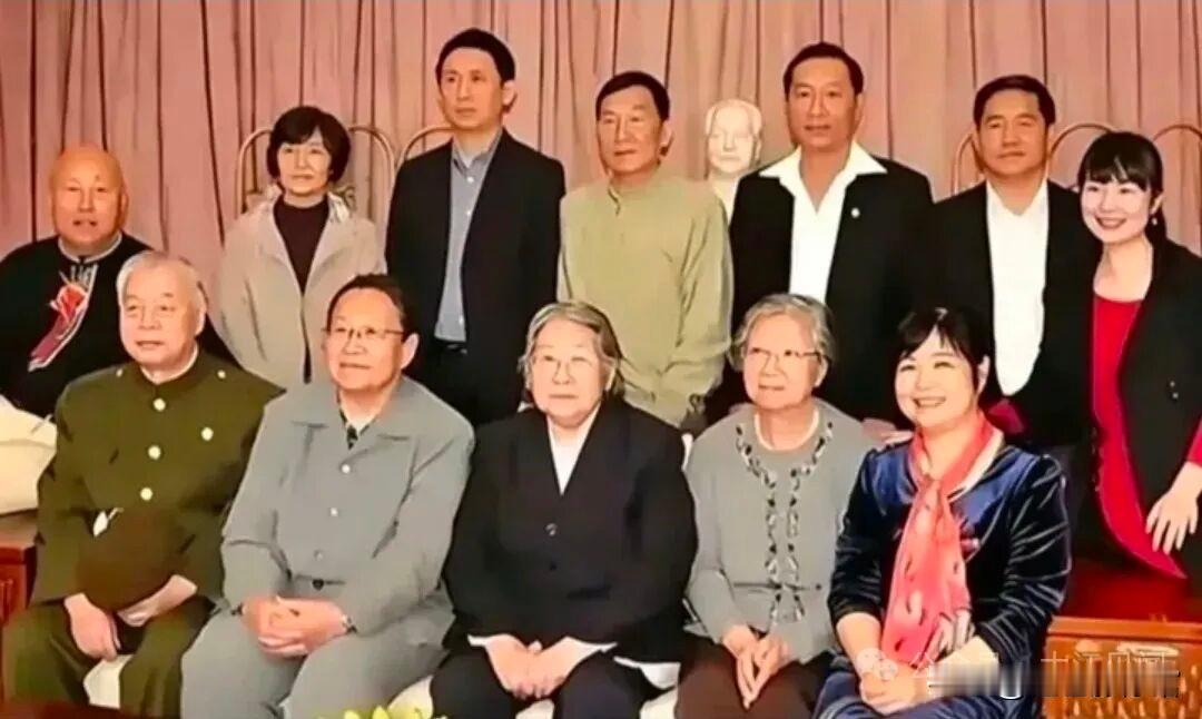 2009年，毛主席的几个孩子在一起合影，李敏李讷坐在中间，晚辈站在后排。这张