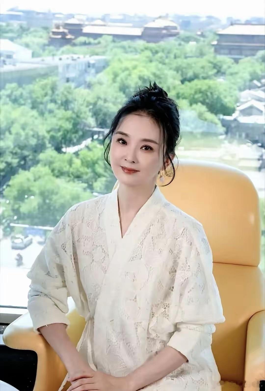 王艳晒19岁儿子健身照！！球球不仅帅气不少，身材线条还很斯哈[捂眼睛][捂眼睛]六块腹肌