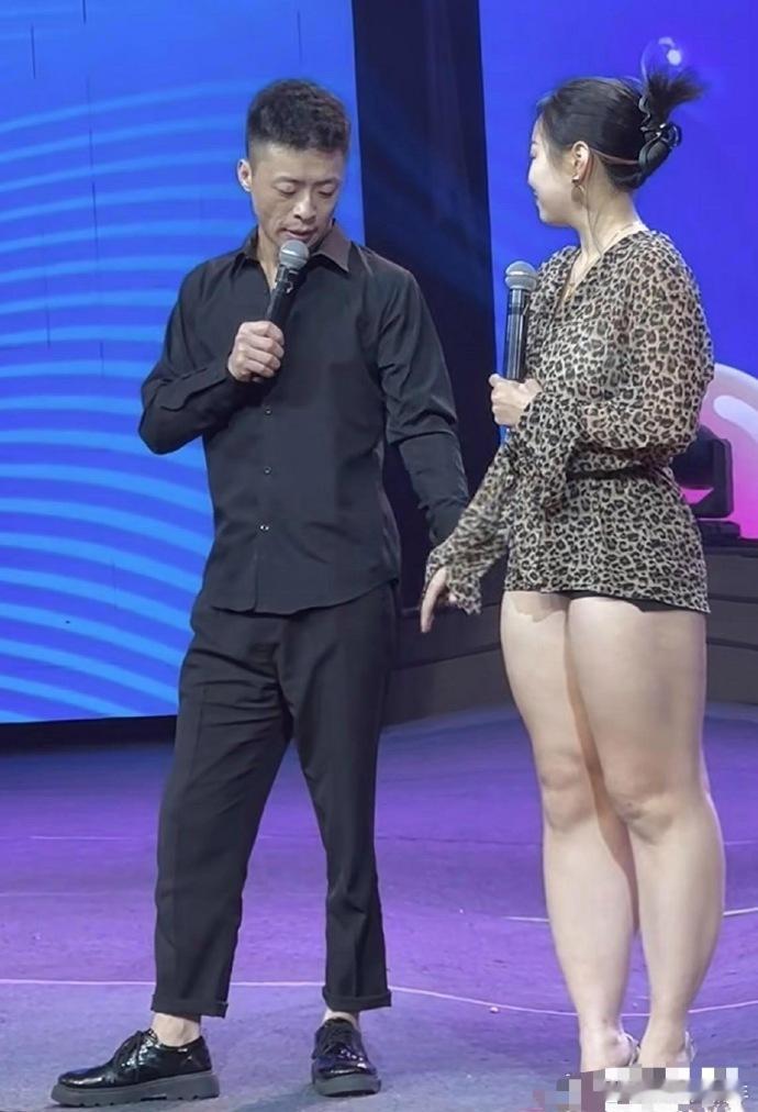 这双腿，真实无虚，线条如诗，肌肤似玉，美得让人移不开眼，每一寸都是大自然的杰作，