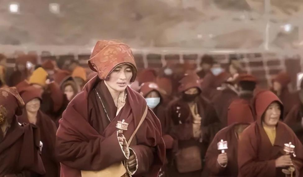 中国最大的尼姑庵——亚青寺，有报道说2万多名女性在此苦修，这里有一个死规定：天黑