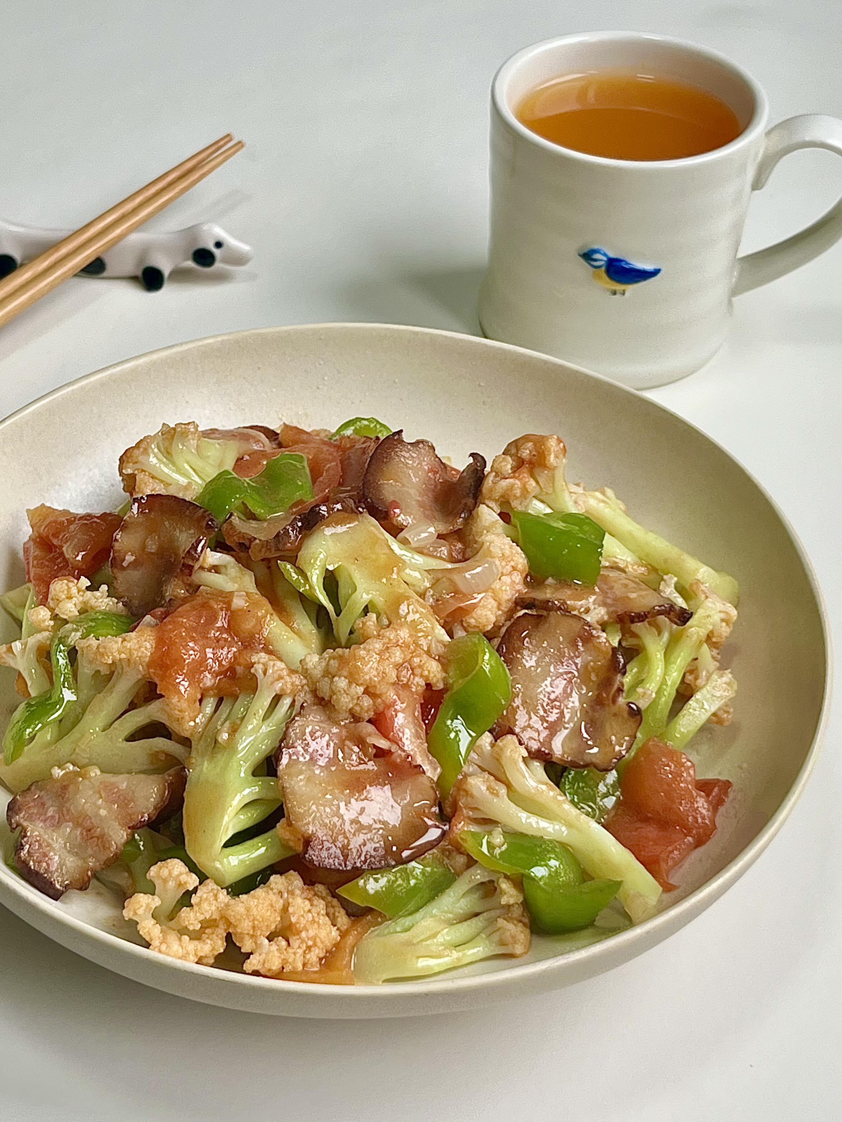 家常小炒天花板✨腊肉番茄炒花菜，下饭又清爽挖到宝了！这道腊肉番茄炒花菜，真的太
