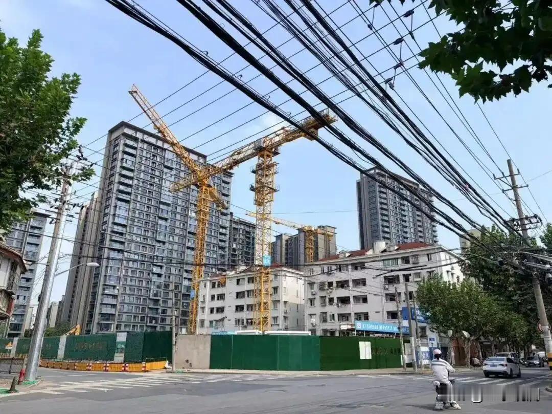 上海楼市最近在传“日光盘”“加价抢老破小”，但别被这几个字唬住。嘉定那个盘认