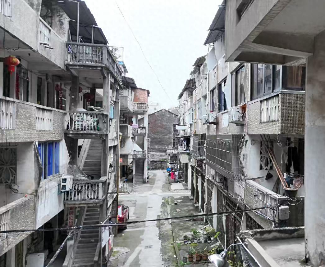 “太牛了！”7月8日浙江，一栋建于1986年、住了快40年的预制板老楼，墙体开裂