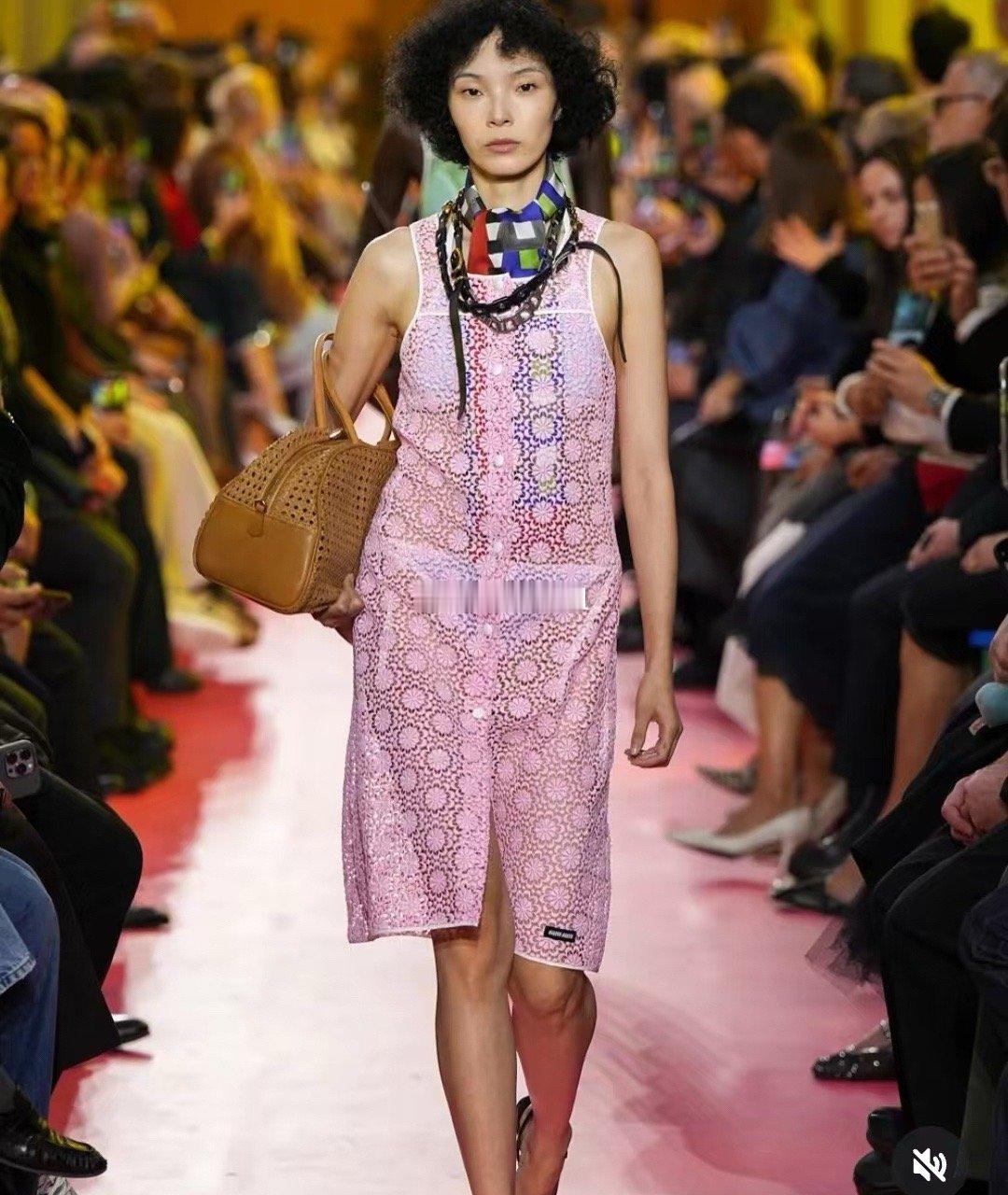 miumiu好多围裙齐集所有款可召唤大餐[大笑]【MiuMiuSS202