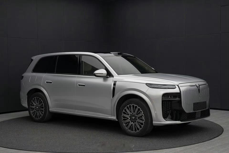 岚图泰山上了没多久，泰山8就来了，尺寸上比泰山小一丢丢。长宽高分别为5200