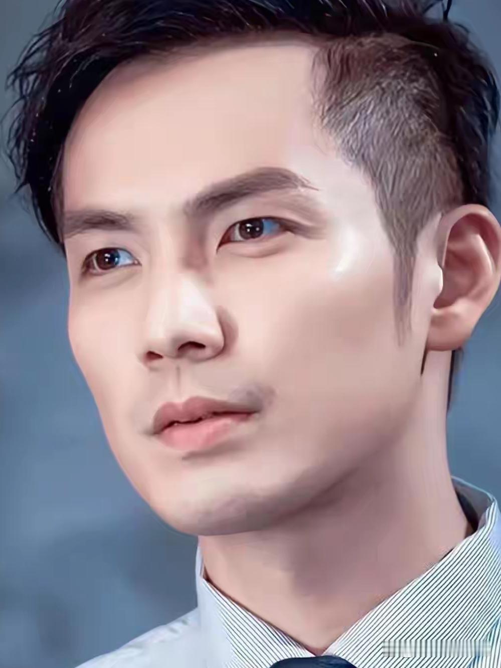 主持人问钟汉良，唐嫣这么漂亮，拍了那么多吻戏，你难道一点都没动心吗。钟汉良很认