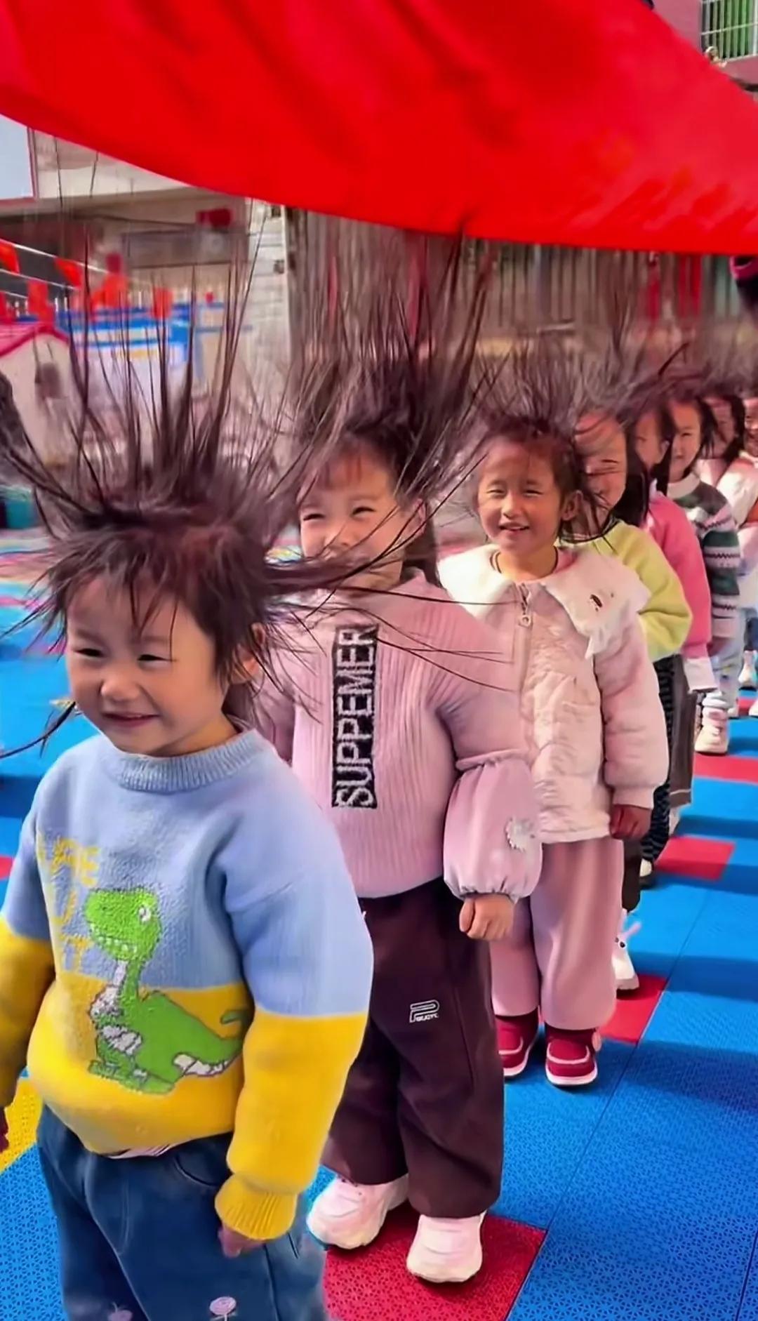 这静电还可以这样玩啊[捂脸哭]孩子们的头发都炸起来了[捂脸哭]幼儿园的老师把