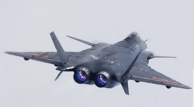 当歼-20飞行员被问及“和日本空自比如何”，他笑了笑说：“以前在航展见过他们F-