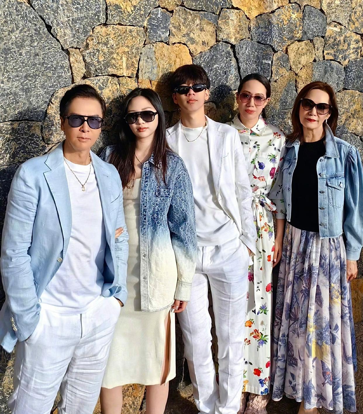 甄子丹带着一大家子去大理游玩，他和妻子汪诗诗的感情是真好，时刻牵着手，简直要腻歪