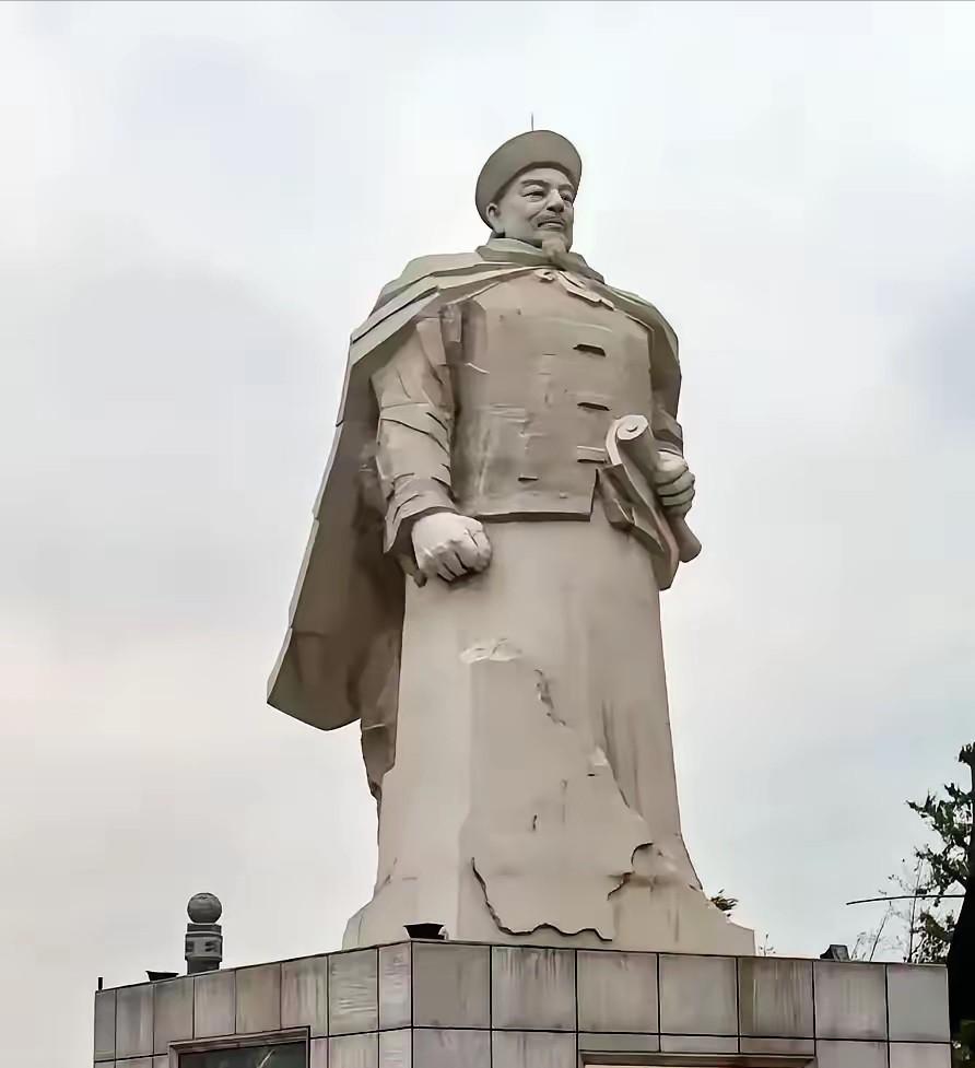 左宗棠收复新疆之后，慈禧太后在宫里悄悄召见他，劈头就问：