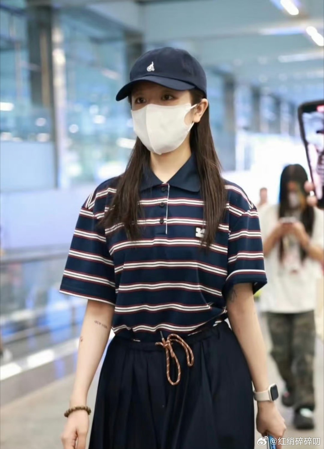 李兰迪纹身纹身是个人自由，但是内娱女明星搞纹身是真的太需要勇气了，毕竟内娱有内娱