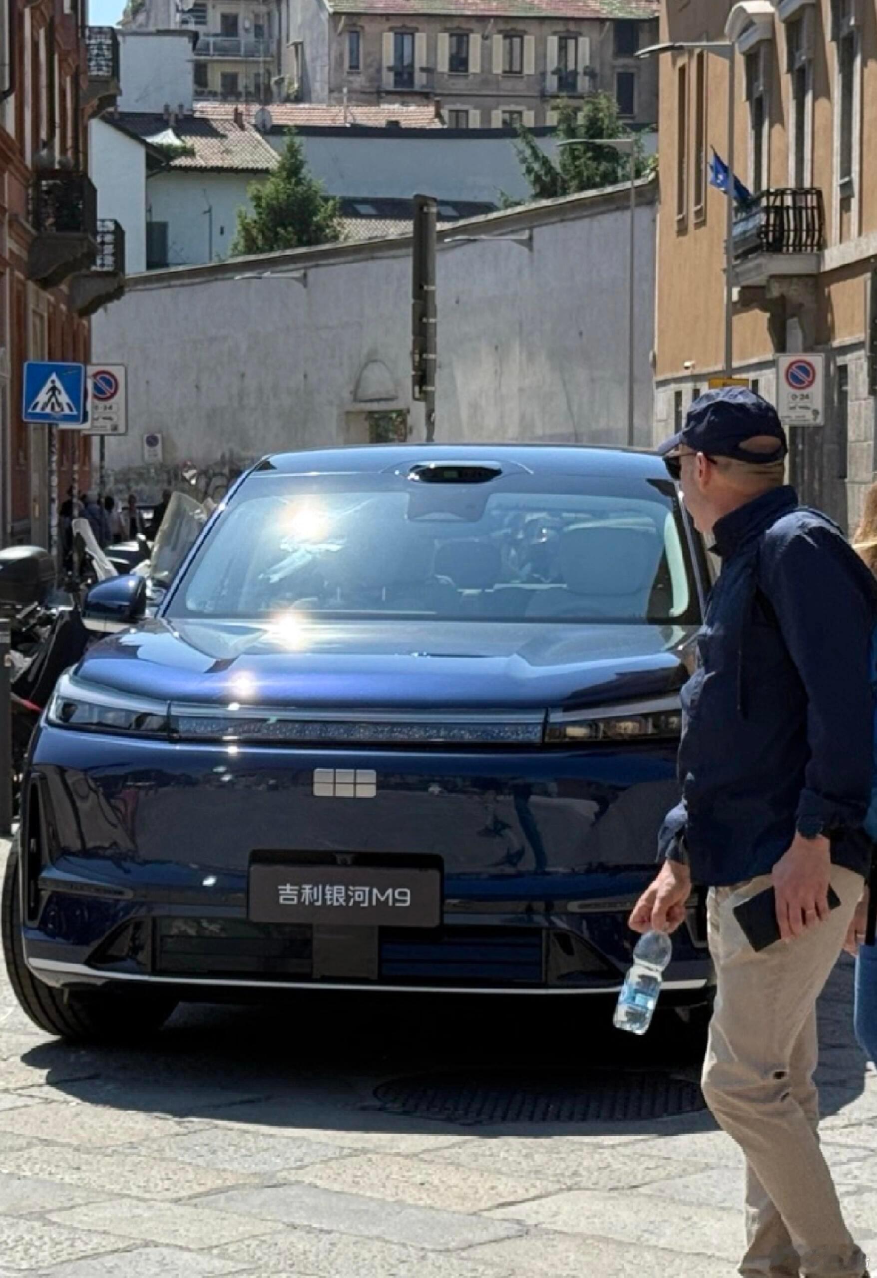 这路人拍的吉利银河M9怎么看起来这么长………头顶激光雷达，至少配备了千里浩瀚H3