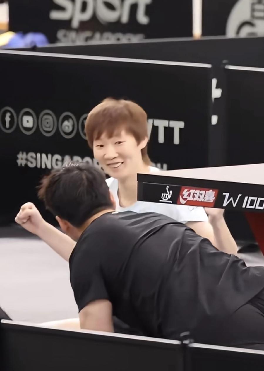 王曼昱与负责队医孟煜仁的相处瞬间！孟队医是非常有意思的一个人，每次在王曼昱热身