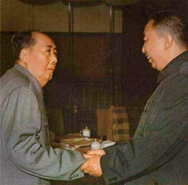 🌞1976年，毛主席去世，当华国锋赶到中南海时，毛主席已无呼吸，情急之下，